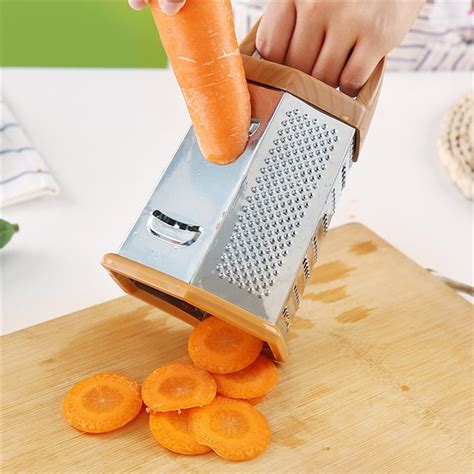 Tinder carrots on a manual grater - sound effect