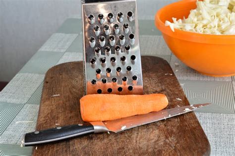 Tinder carrots on a manual grater - sound effect