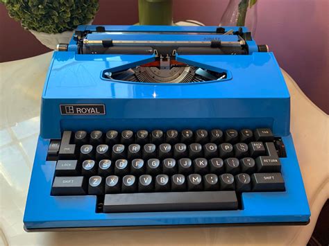 Electric typewriter: medium typing speed - sound effect
