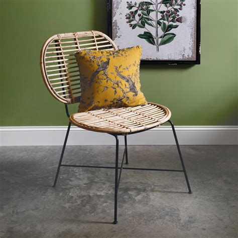 Wicker chair with metal legs - sound effect