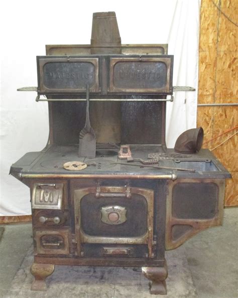 Old cast iron stove: the door opens (stove) - sound effect