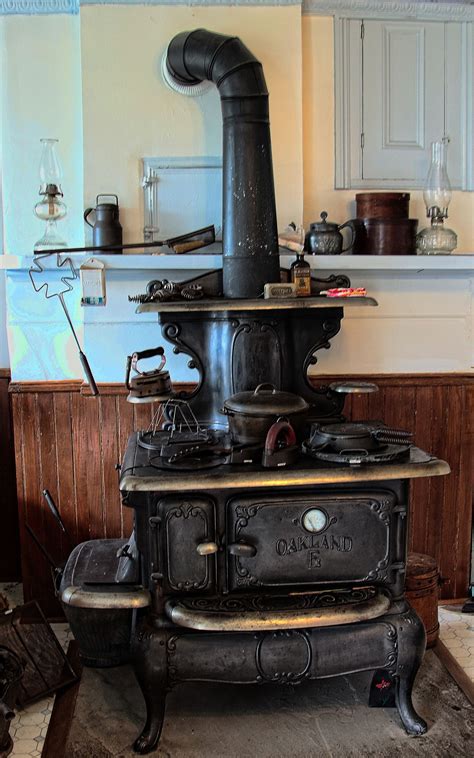 Old cast iron stove: the door opens (stove) - sound effect