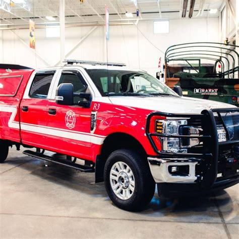 Gradual approach of a fire truck, siren - sound effect