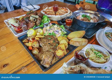 Dishes are laid on the table - sound effect