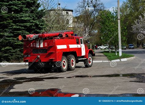 Fire truck rides to the call: siren and horn - sound effect