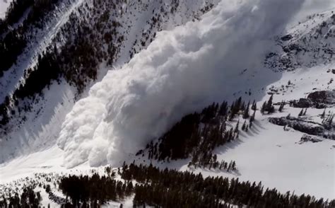 Approach of a large avalanche - sound effect