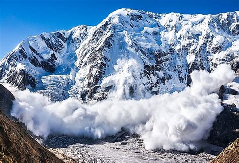 Approach of a large avalanche - sound effect