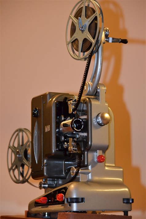 Projector, movie projector: 35mm film, start and stop - sound effect