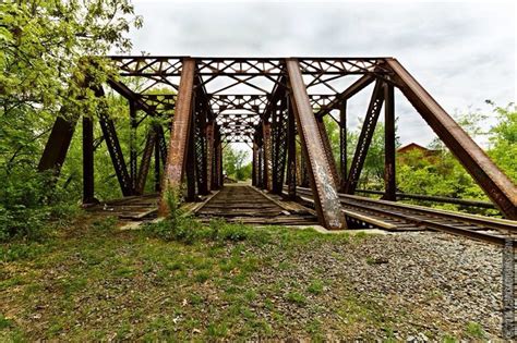 Passage on the railway bridge, creaking rails - sound effect