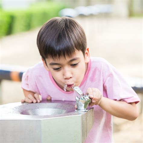 Drinking from a drinking fountain - sound effect