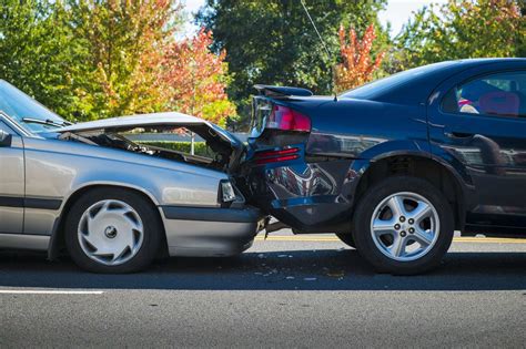 Strong impact of two cars in a car accident - sound effect