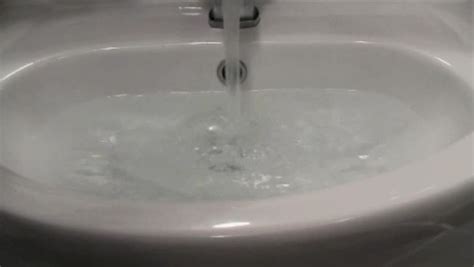 Sink fills up with water - sound effect