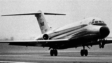 Jet dc-9 lands - sound effect