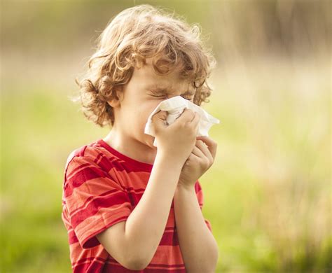 Child sneezes - sound effect