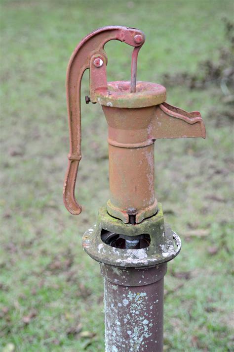 Hand pump (old): pumps water, mechanism creaks - sound effect