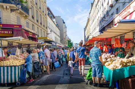 Paris market (france): street market atmosphere, dense crowd - sound effect