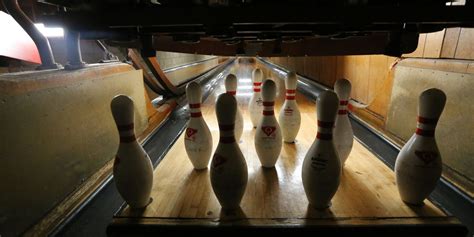 Knocking down pins in a bowling alley: in the background of a voice - sound effect