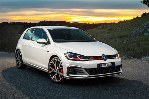 Volkswagen car sound: engine at low speed (recording from outside)