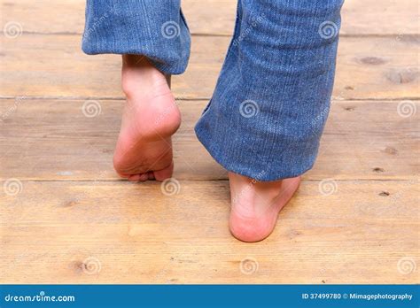 Steps on wood, man, barefoot - sound effect