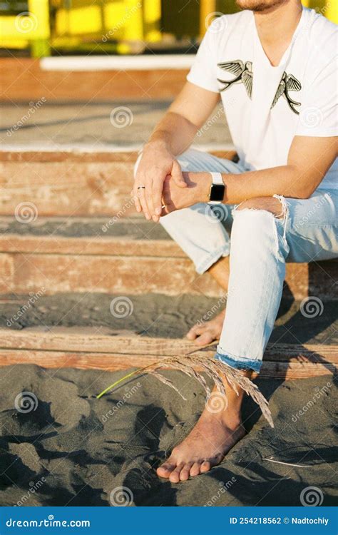 Steps on wood, man, barefoot - sound effect