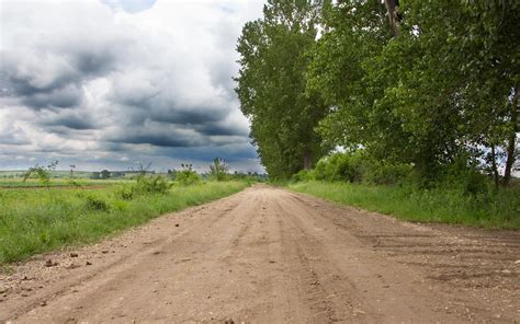 Steps on a dirty road - sound effect