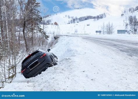 Car skidding in a car accident - sound effect