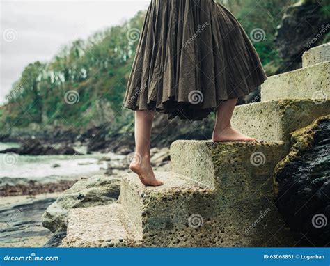 Steps on the water barefoot, coast - sound effect