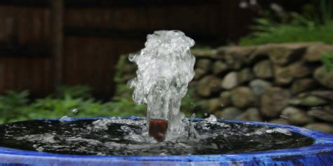 Fountain noise: uniform water fall - sound effect