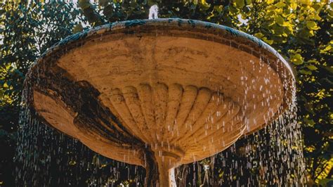 Fountain noise: uniform water fall - sound effect