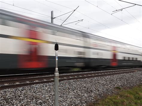 Noise between cars of a moving train - sound effect