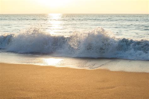 Sound of ocean waves hitting the shore - sound effect