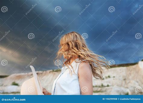 Sound of the wind against the background of the ocean - sound effect