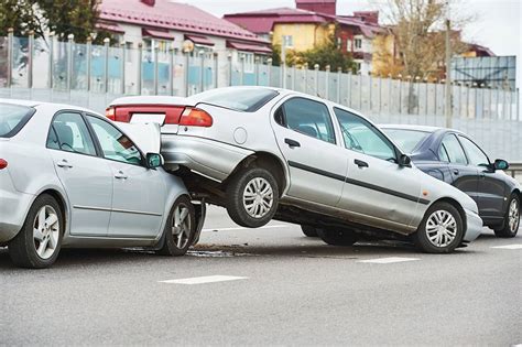 Chain reaction in a car accident - sound effect