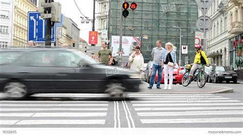 Heavy city traffic, pedestrians near traffic lights - sound effect