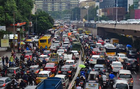 Heavy city traffic, dry road - sound effect