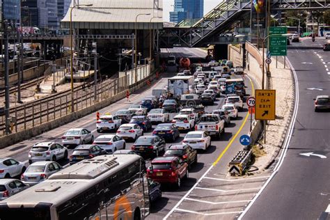 Heavy city traffic, dry road - sound effect