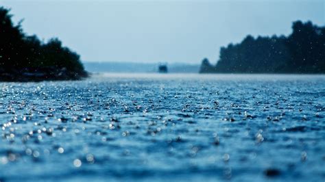 Heavy rain on the lake - sound effect