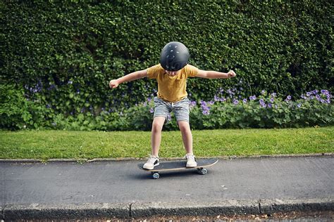 Children skateboarding on the sidewalk - sound effect