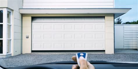 Automatic garage door: closes - sound effect