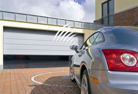 Automatic garage door: closes - sound effect