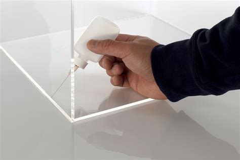 Creak, plastic plexiglass: slow creak - sound effect
