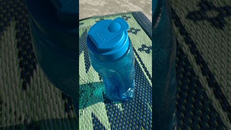 Creak of a plastic water bottle - sound effect