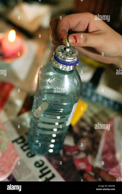 Creak of a plastic water bottle - sound effect