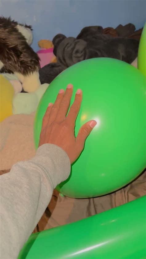 Balloon rubber squeaks - sound effect