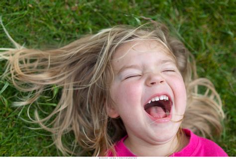 Children laugh: big crowd - sound effect