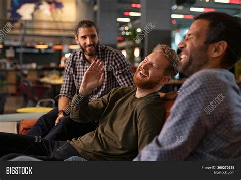 Laughing group of men - sound effect