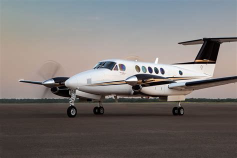 Airplane king air: flies, fast - sound effect