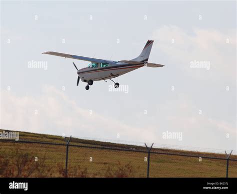 Small propeller airliner landing - sound effect