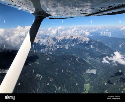 Small propeller airliner, overflight - sound effect