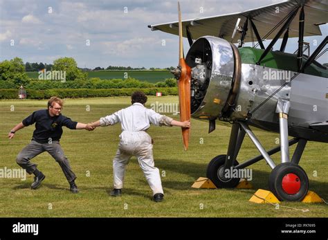 Aircraft propeller, start up - sound effect